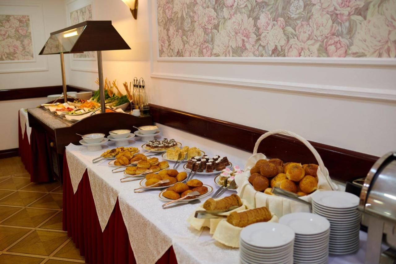 Grand Hotel Victory Aktau  Exterior photo A buffet